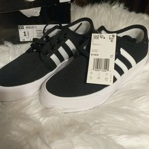 Adidas seely j black and white size 1 1/2 unisex